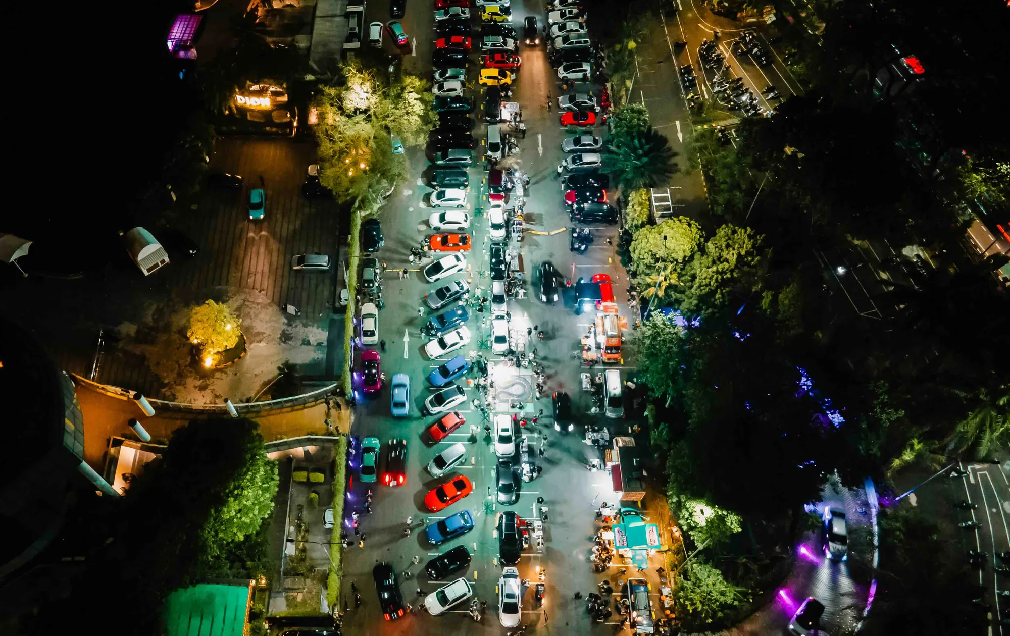 Foto udara deretan mobil di Honda Culture Indonesia Night Meet Up pada malam hari
