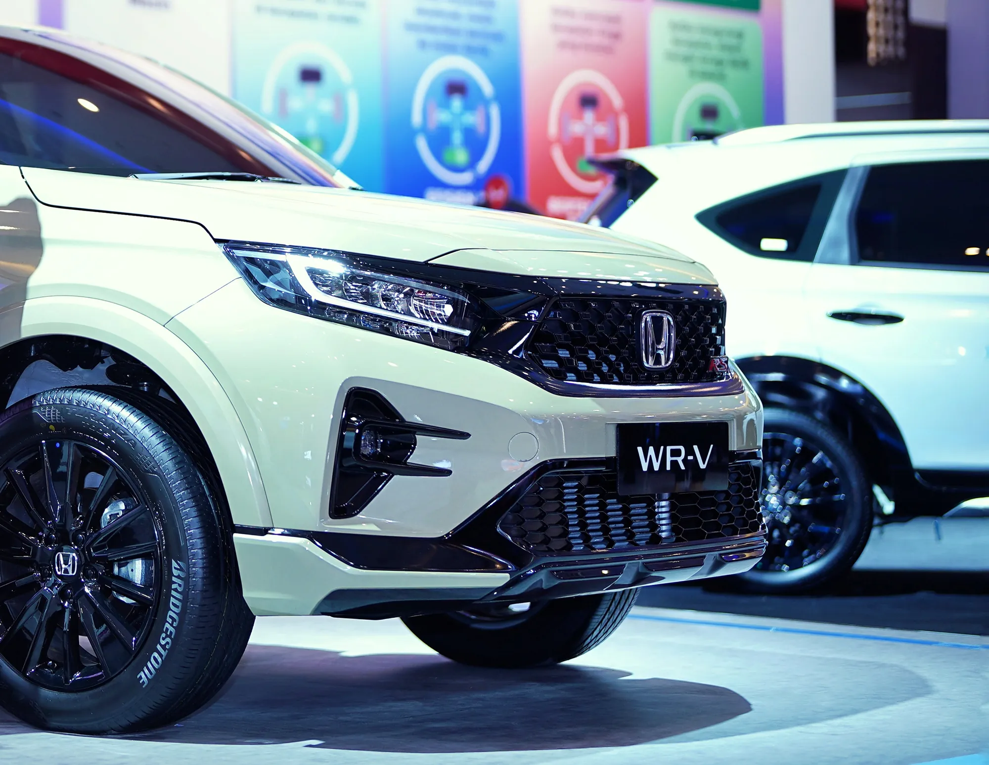 Bagian depan New Honda WR-V warna Sand Khaki Pearl di booth Honda IIMS Surabaya